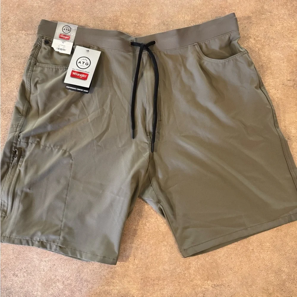Wrangler Performance Comfort Shorts, Lightweight Taupe Men Size 42 NWT Summer